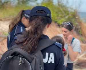 Policjanci rozmawiają z plażowiczami i rozmawiają o bezpieczeństwie
