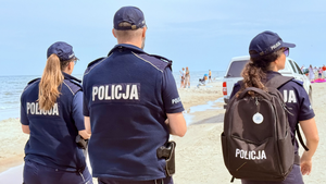 Policjanci idą plażą