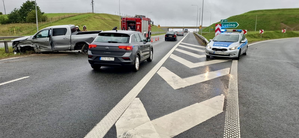 Miejsce kolizji drogowej, na zdjęciu widoczny policyjny radiowóz oraz rozbita toyota