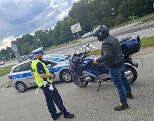 Policjant rozmawia z motocyklistą