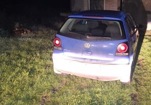 na zdjęciu pojazd vw którym kierujący wjechał na posesję i uciekał dalej pieszo