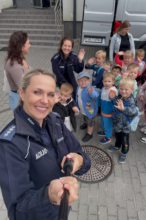 Policjantki z dziećmi pozują do zdjęcia - wykonanie w stylu selfie.