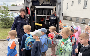 Policjantki prezentują radiowóz