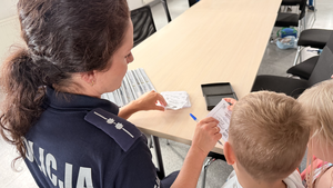 Policjantka wykonuje daktyloskopię