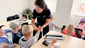 Policjantka wykonuje daktyloskopię