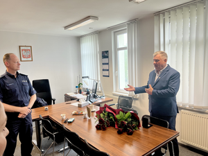 Przedstawiciel Ochrony Wód Zarządu Okręgu Polskiego Związku Wędkarskiego w Gdańsku mówi w kierunku Komendanta i pozostałych osób uczestniczących w spotkaniu