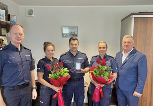 Zdjęcie grupowe wyróżnionych policjantów wraz z Komendantem Powiatowym oraz przedstawicielem Ochrony Wód Zarządu Okręgu Polskiego Związku Wędkarskiego w Gdańsku