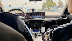 Policjanci jadą radiowozem