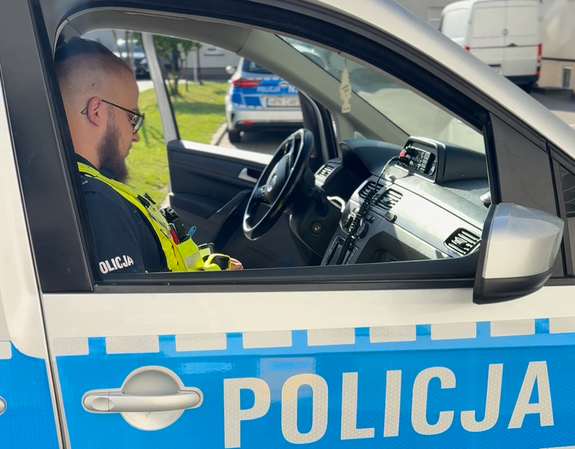 Policjant siedzi w radiowozie