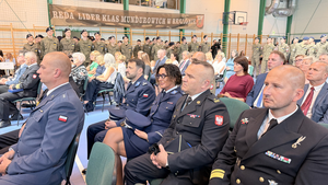 Zaproszeni goście słuchają przemówień