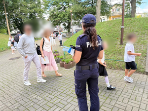 Policjanci rozdają dzieciom odblaski.