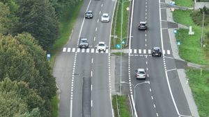 Zdjęcie wykonane kamerą z drona, na którym widoczne jest przejście dla pieszych i zarejestrowane zostało wyprzedzanie przez samochód osobowy.