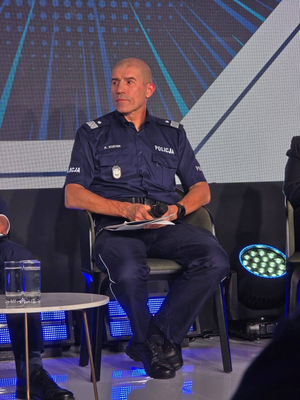 Policjant siedzi i rozmawia