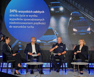 Uczestnicy kampanii siedzą na scenie i rozmawiają