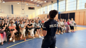 Policjantka prowadzi spotkanie z rodzicami