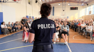 Policjantka prowadzi spotkanie z rodzicami