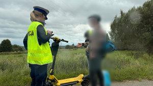 Kontrola droga policyjna dwóch użytkowników hulajnogi