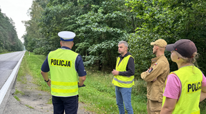 Komisja rozmawia na miejscy, gdzie doszło do wypadku