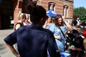 Policjantka rozmawia z uczestnikami festynu