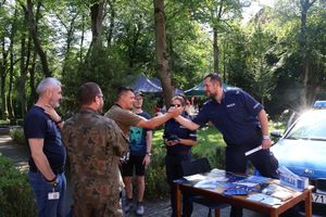 Policjanci rozmawiają z uczestnikami festynu