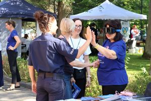Policjantka na festynie rozmawia ze społecznością