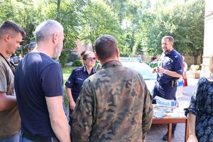 Policjanci rozmawiają z uczestnikami festynu