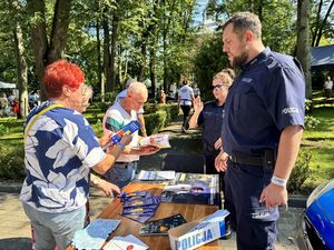 Policjanci rozmawiają z uczestnikami festynu