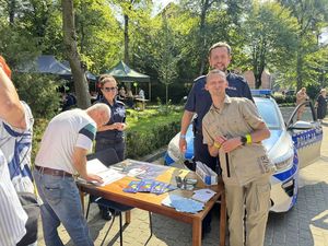 Policjanci pozują z mężczyzną do zdjęcia