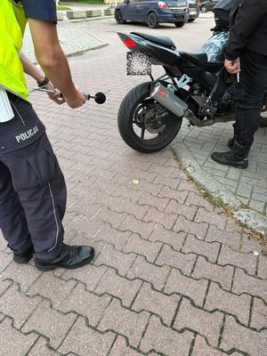 kontrola drogowa motocyklisty - pomiar hałasu sonopanem.