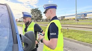Policjanci kontrolują kierowcę