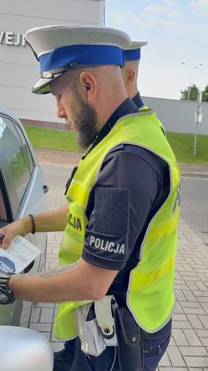 Policjanci kontrolują kierowcę