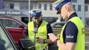 Policjanci kontrolują kierowcę