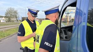 Policjanci kontrolują kierowcę