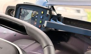urządzenie trum cam leży na podszybiu i wyświetla się na nim wynik pomiaru prędkości 74 km/h