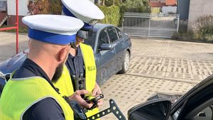 Policjanci kontrolują kierowcę