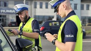 Policjanci kontrolują kierowcę