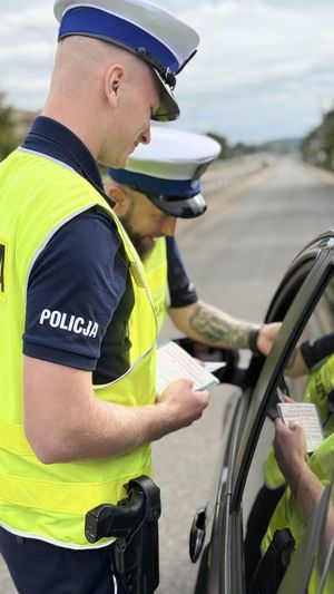 Policjanci kontrolują kierowcę