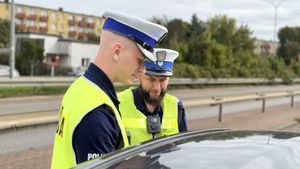 Policjanci kontrolują kierowcę