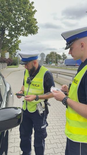 Policjanci kontrolują kierowcę