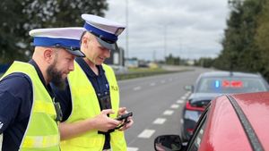 Policjanci kontrolują kierowcę