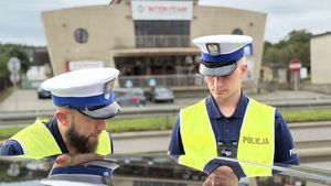 Policjanci kontrolują kierowcę