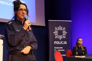 Policjantka przemawia do mikrofonu