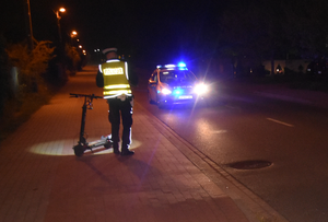 Policjant wykonuje oględziny hulajnogi