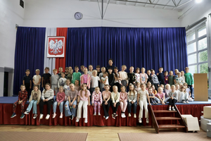 Zdjęcie grupowe policjantki z uczniami