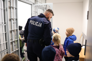 Dzieci zwiedzają policyjne pomieszczenia dla osób zatrzymanych