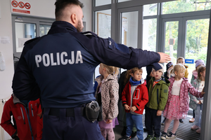 Dzieci wchodzą do punktu recepcyjnego wejherowskiej komendy