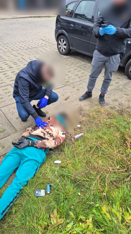 Policjanci zatrzymali mężczyznę, leży w kajdankach na ziemi przy samochodzie