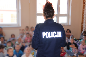 Policjantka prowadzi spotkanie z dziećmi