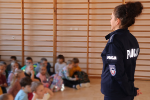 Policjantka prowadzi spotkanie z dziećmi