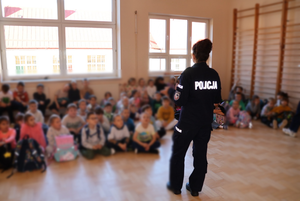Policjantka prowadzi spotkanie z dziećmi
